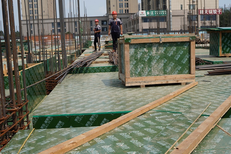 塑面建筑模板采购指南：平衡成本效益与工程质量的科学决策