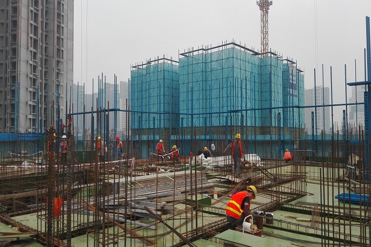 钢化膜塑面模板解析：性能、应用与可持续价值